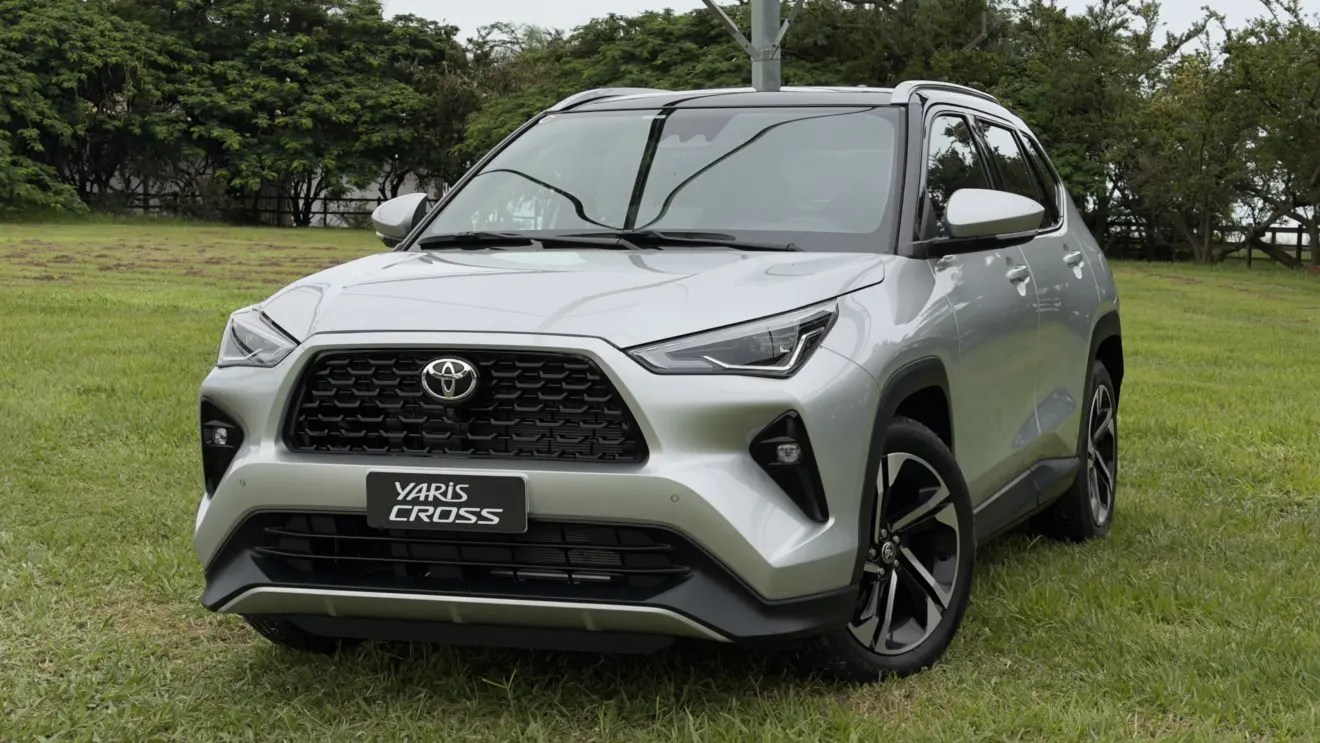 Toyota Yaris Cross XRX Hybrid prata estático