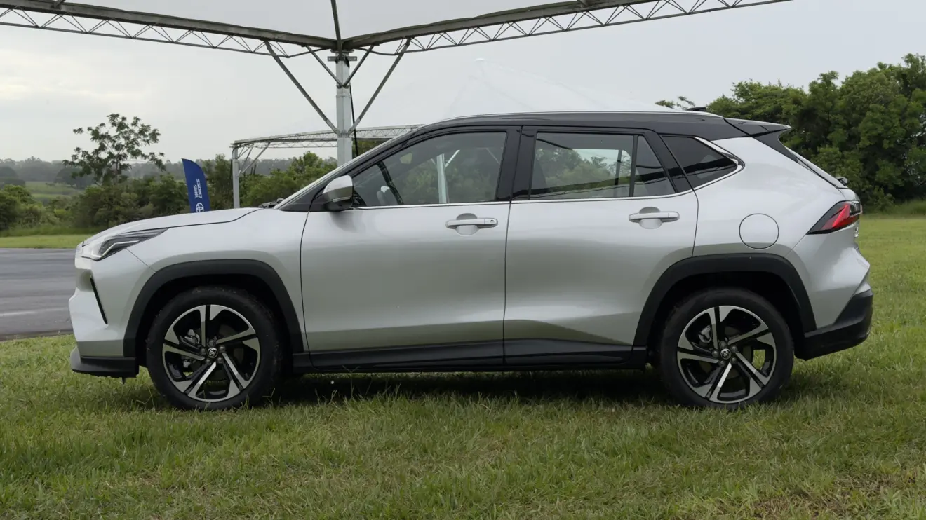 Toyota Yaris Cross XRX Hybrid prata estático