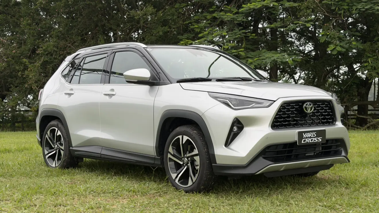 Toyota Yaris Cross XRX Hybrid prata estático
