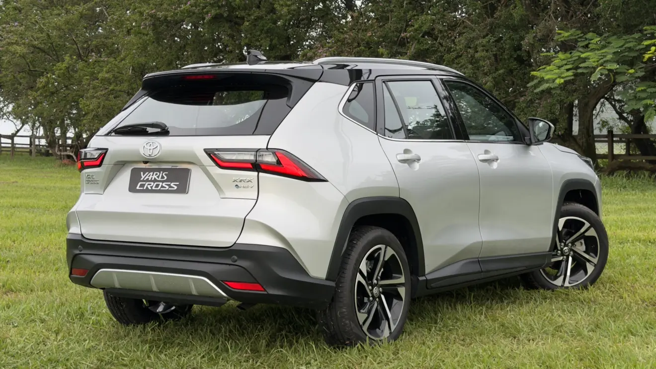 Toyota Yaris Cross XRX Hybrid prata estático