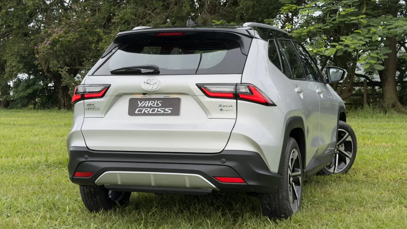 Toyota Yaris Cross XRX Hybrid prata estático