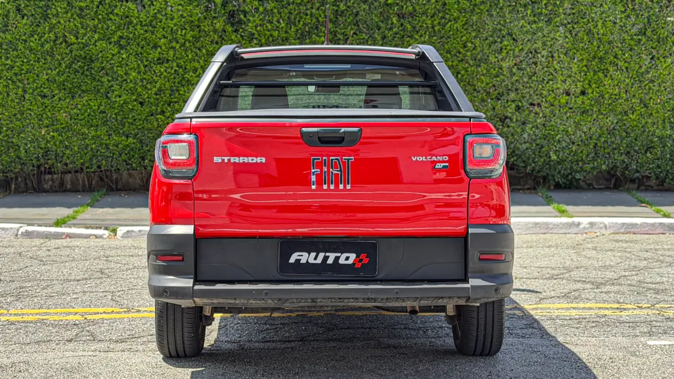 Fiat Strada Volcano CVT vermelha estática
