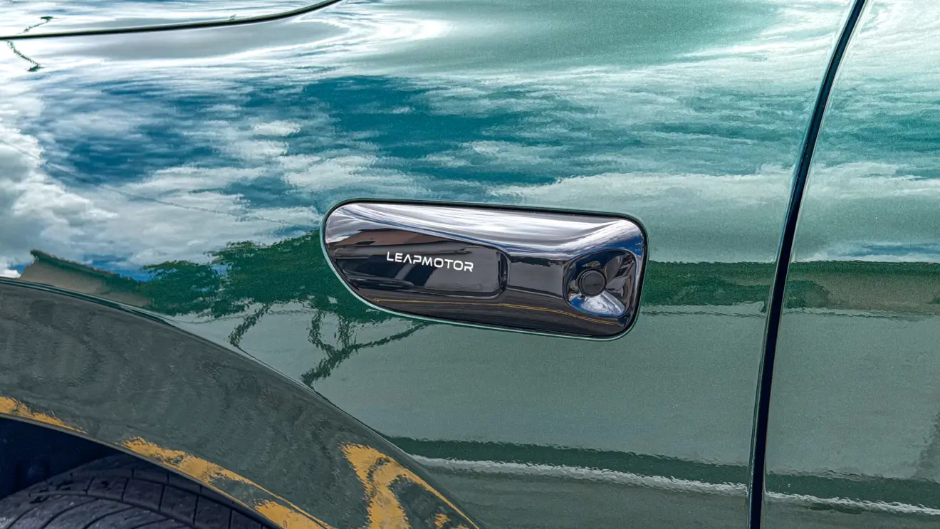 Leapmotor C10 BEV estático na cor verde