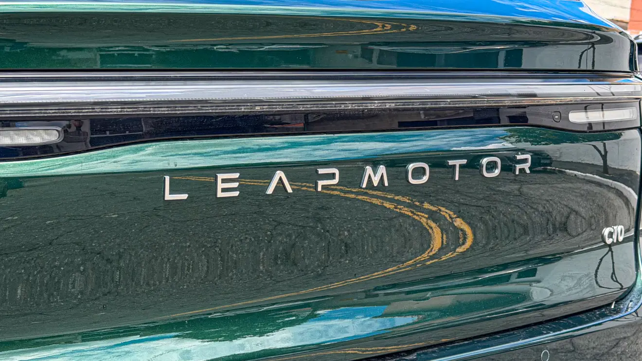 Leapmotor C10 BEV estático na cor verde