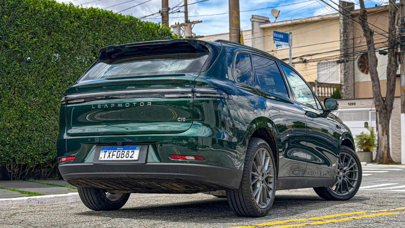 Leapmotor C10 BEV estático na cor verde