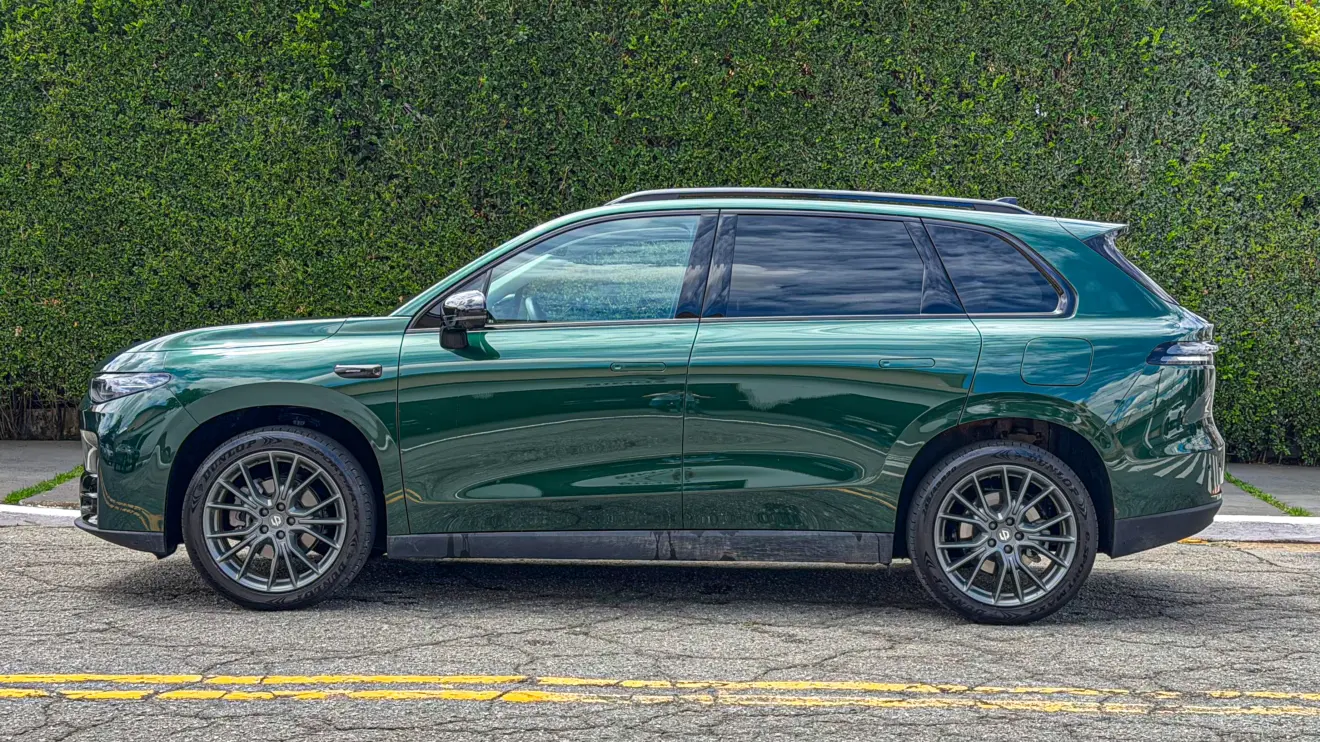 Leapmotor C10 BEV estático na cor verde