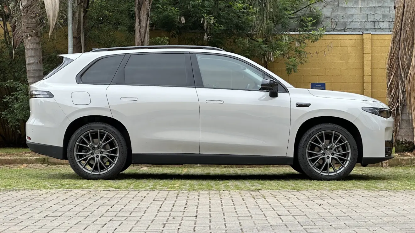 SUV Leapmotor C10 REEV parado de lateral 