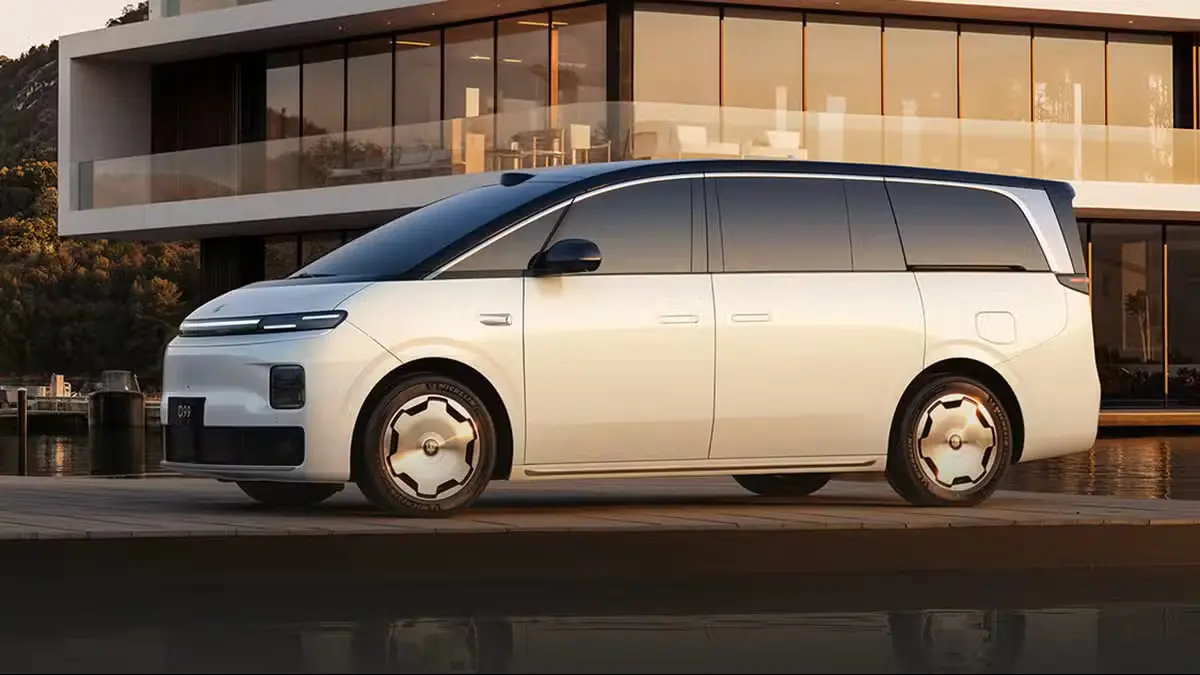 Leapmotor D99 branco de dianteira