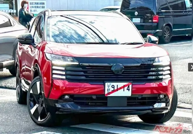 Nissan Kicks híbrido vermelho de frente na cidade