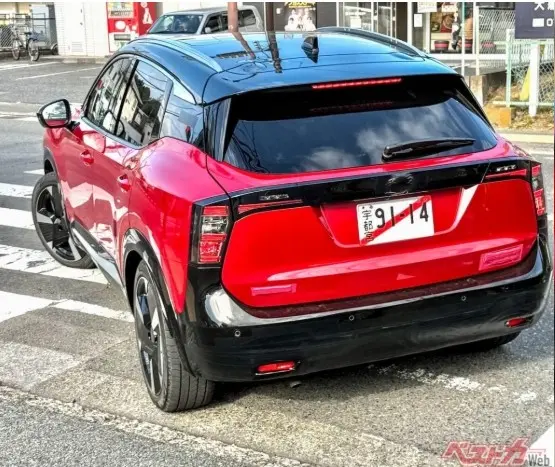 Nissan Kicks híbrido vermelho de traseira na cidade