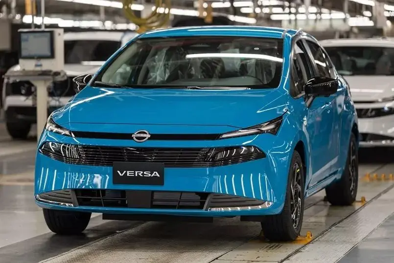 Novo Nissan Versa 2027 azul na linha de produção