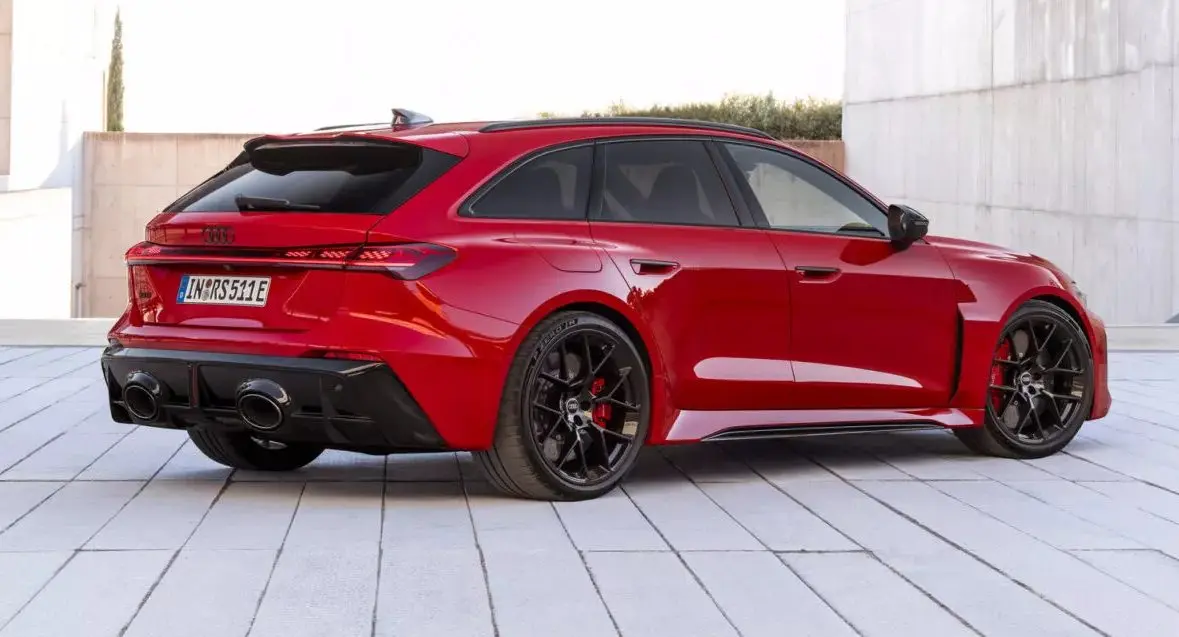 Novo Audi RS5 Avant vermelho parado de traseira