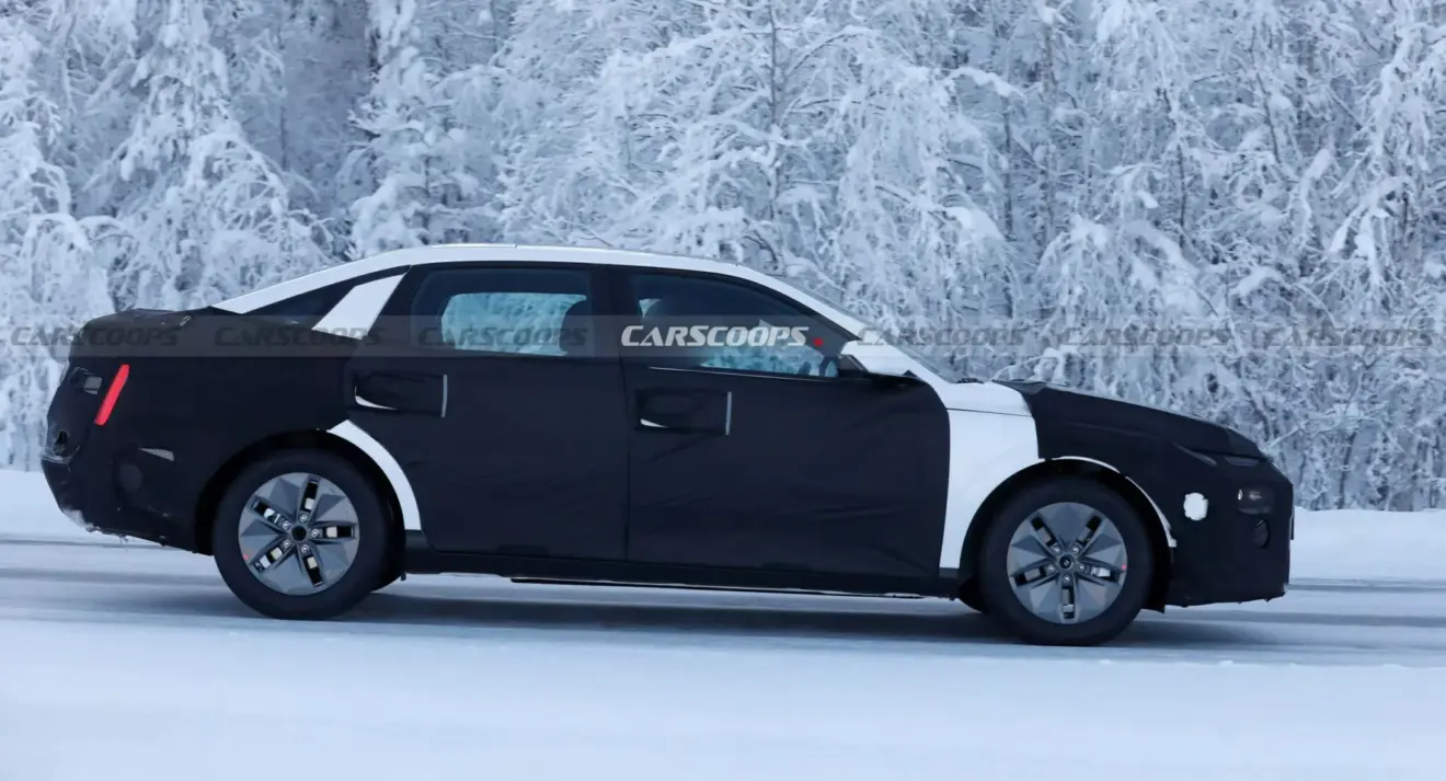 Novo Hyundai Elantra camuflado de lateral andando na estrada em testes de clima frio exibindo linhas da Cadillac 