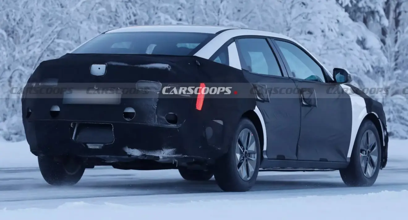 Novo Hyundai Elantra camuflado de traseira andando na estrada em testes de clima frio exibindo linhas da Cadillac 