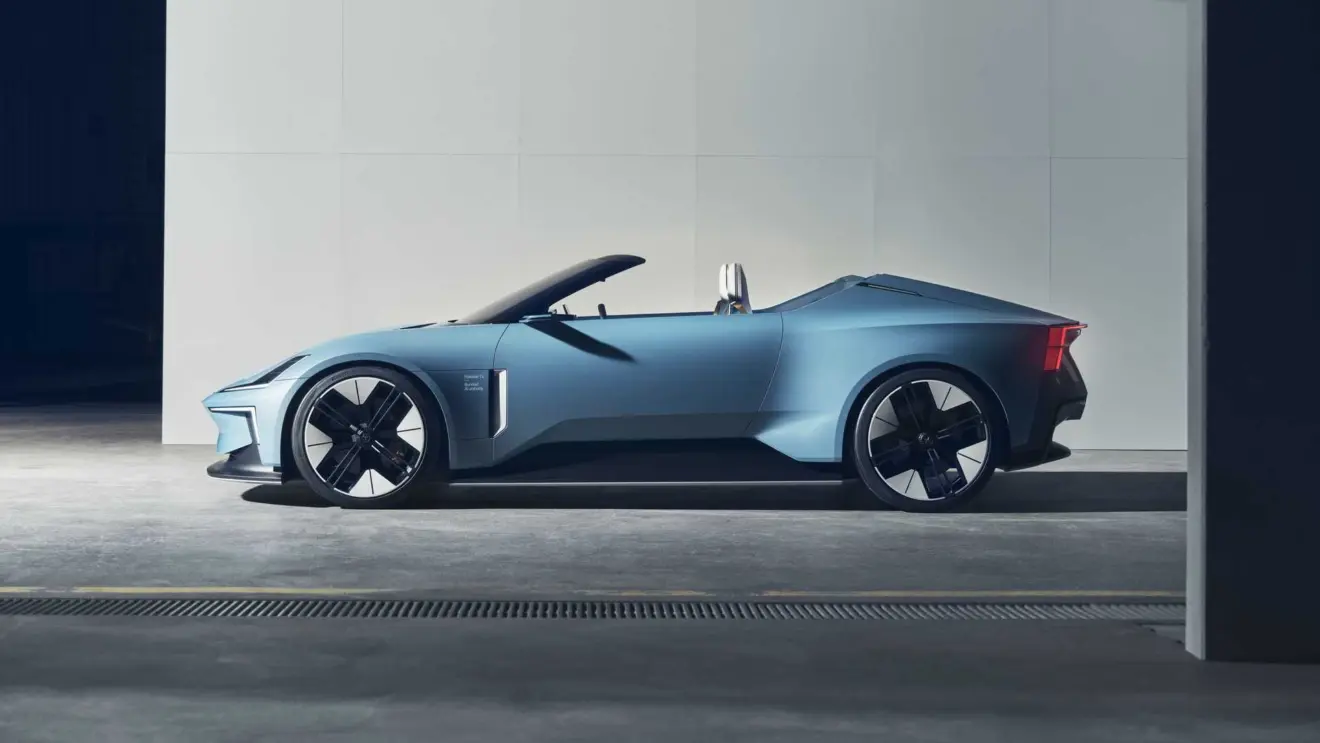 Roadster conceitual Polestar O2 Concept azul parado de lateral com a capota recolhida