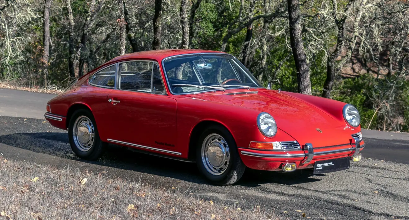Porsche 911 901 vermelho parado na estrada de lateral com uma floresta ao fundo