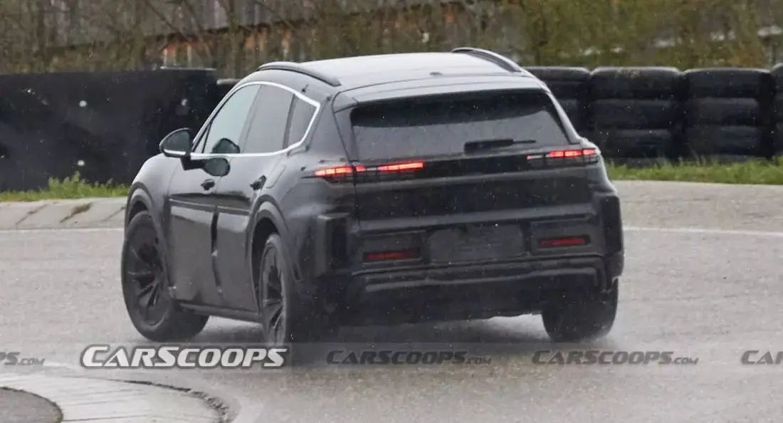 SUV Porsche K1 camuflado em movimento de traseira 