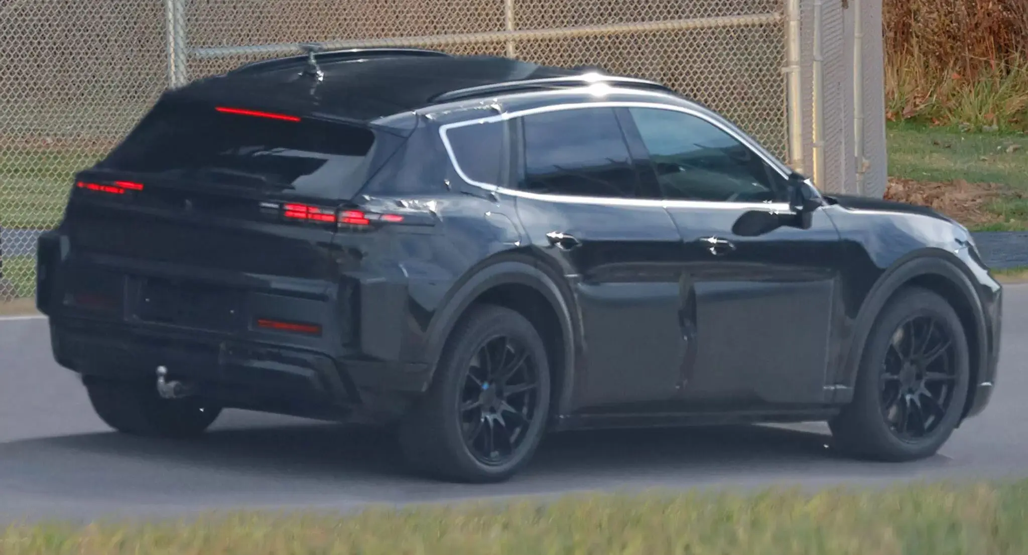 SUV Porsche K1 camuflado de traseira
