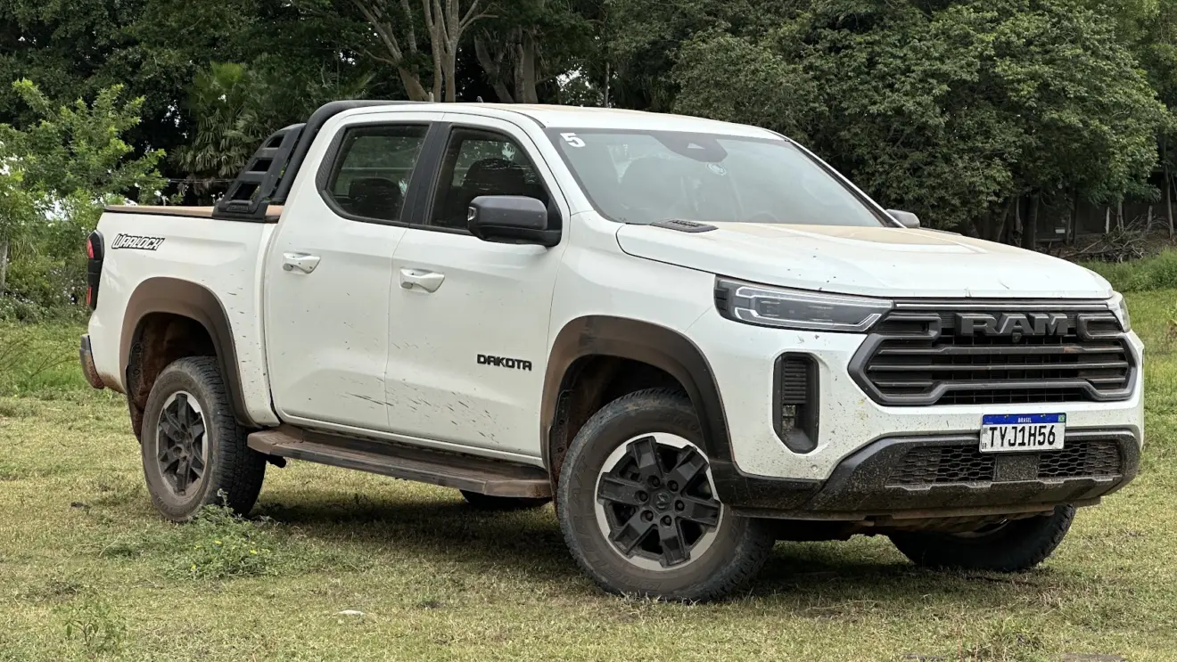 Caminhonete Ram Dakota Warlock branca parada de frente 