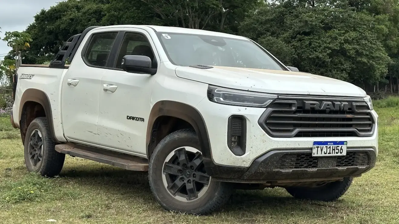 Ram Dakota Warlock branca parada de frente com árvores ao fundo