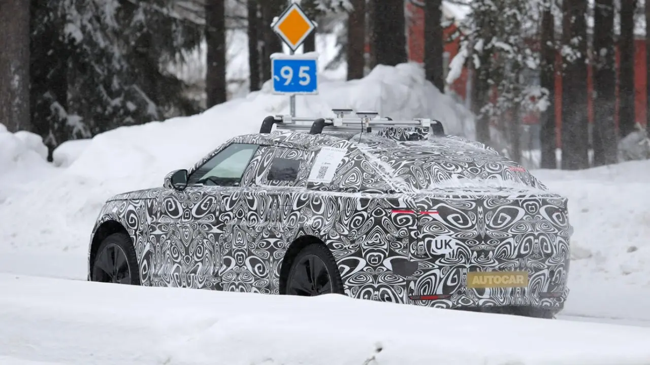 Flagra do Range Rover Velar elétrico na neve