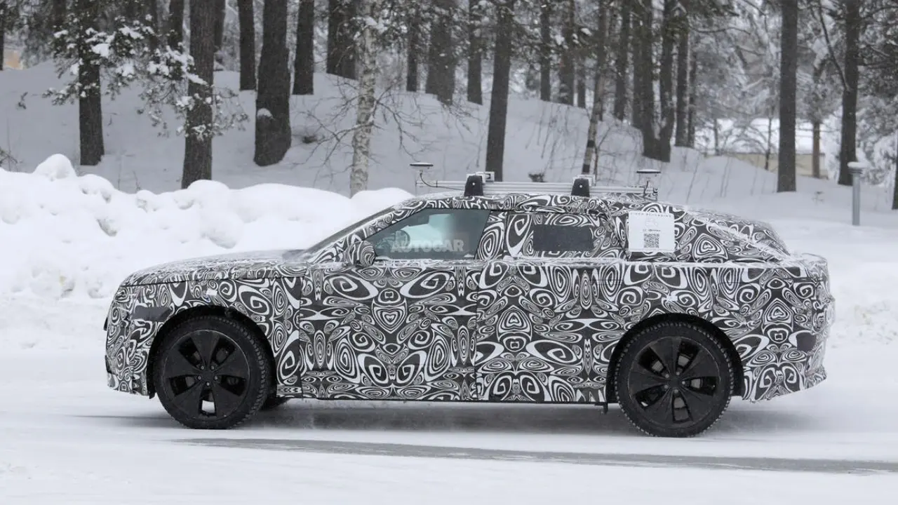 Flagra do Range Rover Velar elétrico na neve
