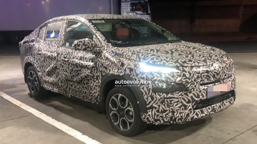 Renault Kardian cupê camuflado de frente com o farol aceso na rússia