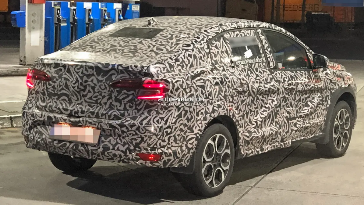 Renault Kardian cupê camuflado de traseira com o farol aceso na rússia