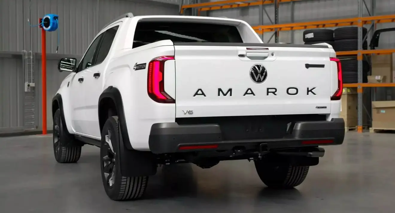 Volkswagen Amarok W600 branca parada de traseira