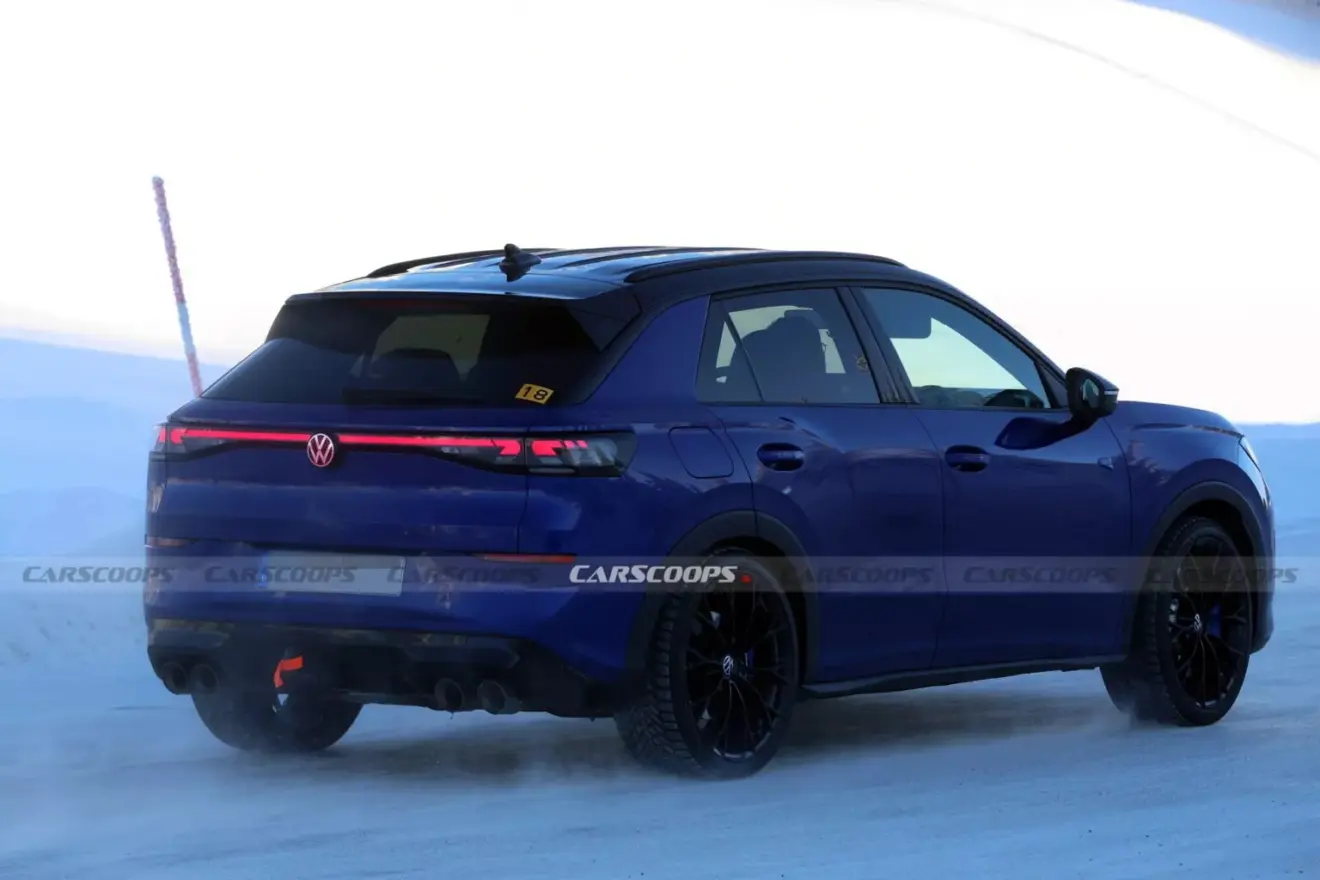 Protótipo do novo Volkswagen T-Roc R azul visto de trás