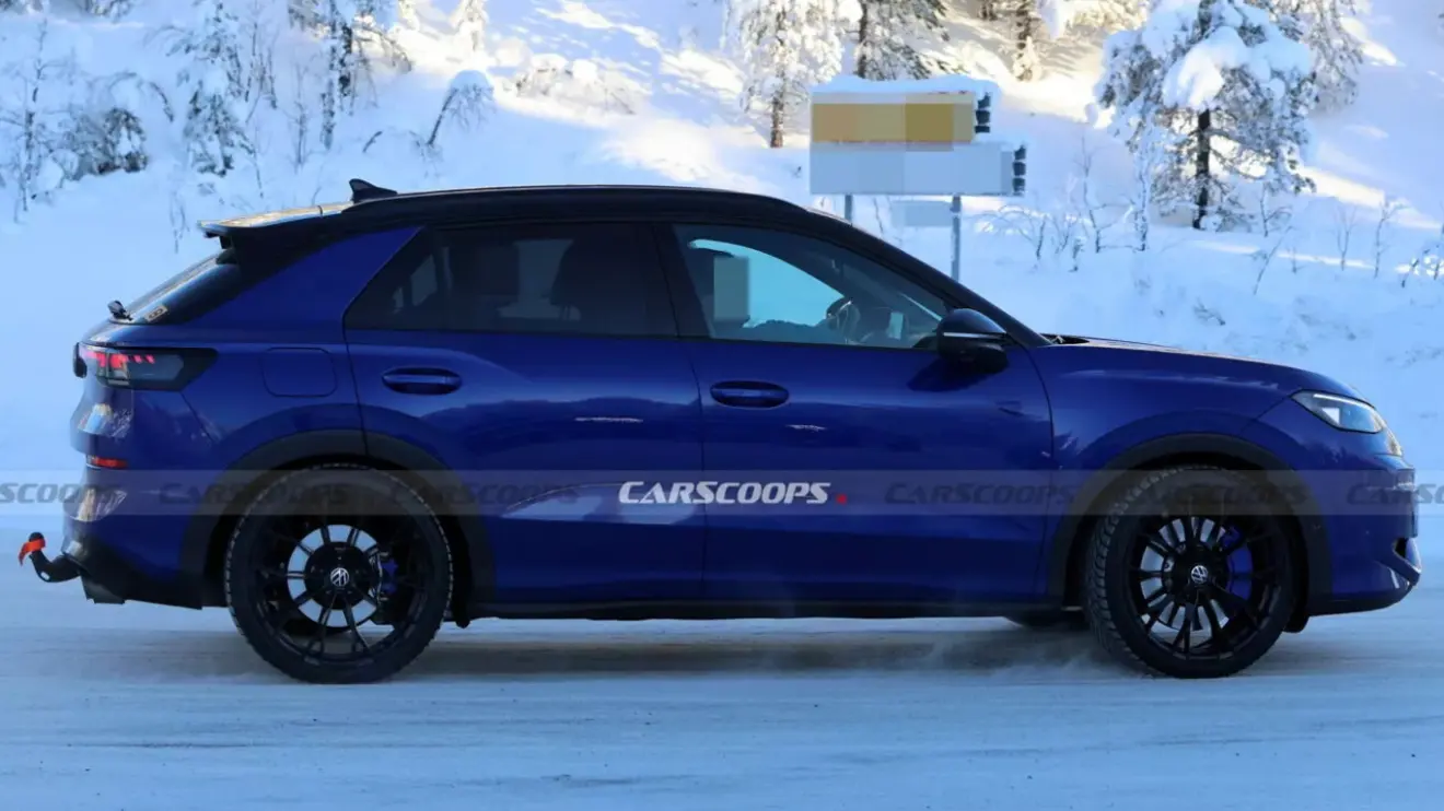 Protótipo do novo Volkswagen T-Roc R azul visto de lado