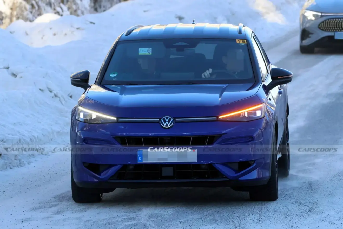 Protótipo do novo Volkswagen T-Roc R azul visto de frente