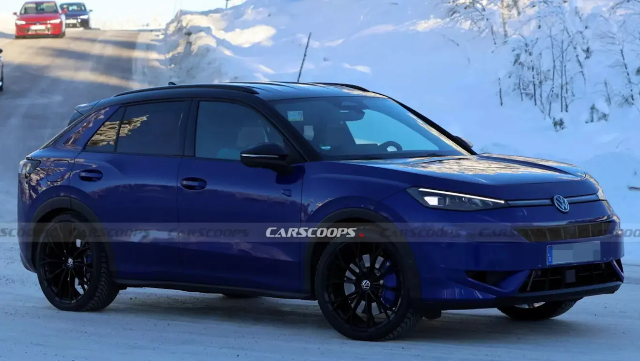 Protótipo do novo Volkswagen T-Roc R azul visto lateralmente