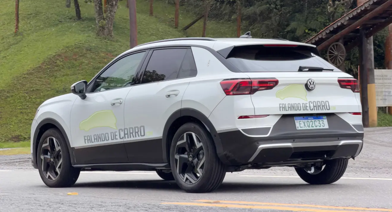 Mula do Volkswagen T-Roc em movimento de traseira com sistema híbrido