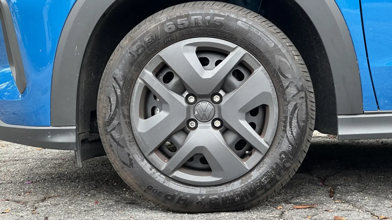 Rodas de 15 polegadas com calotas cinzas do Volkswagen Tera MPI