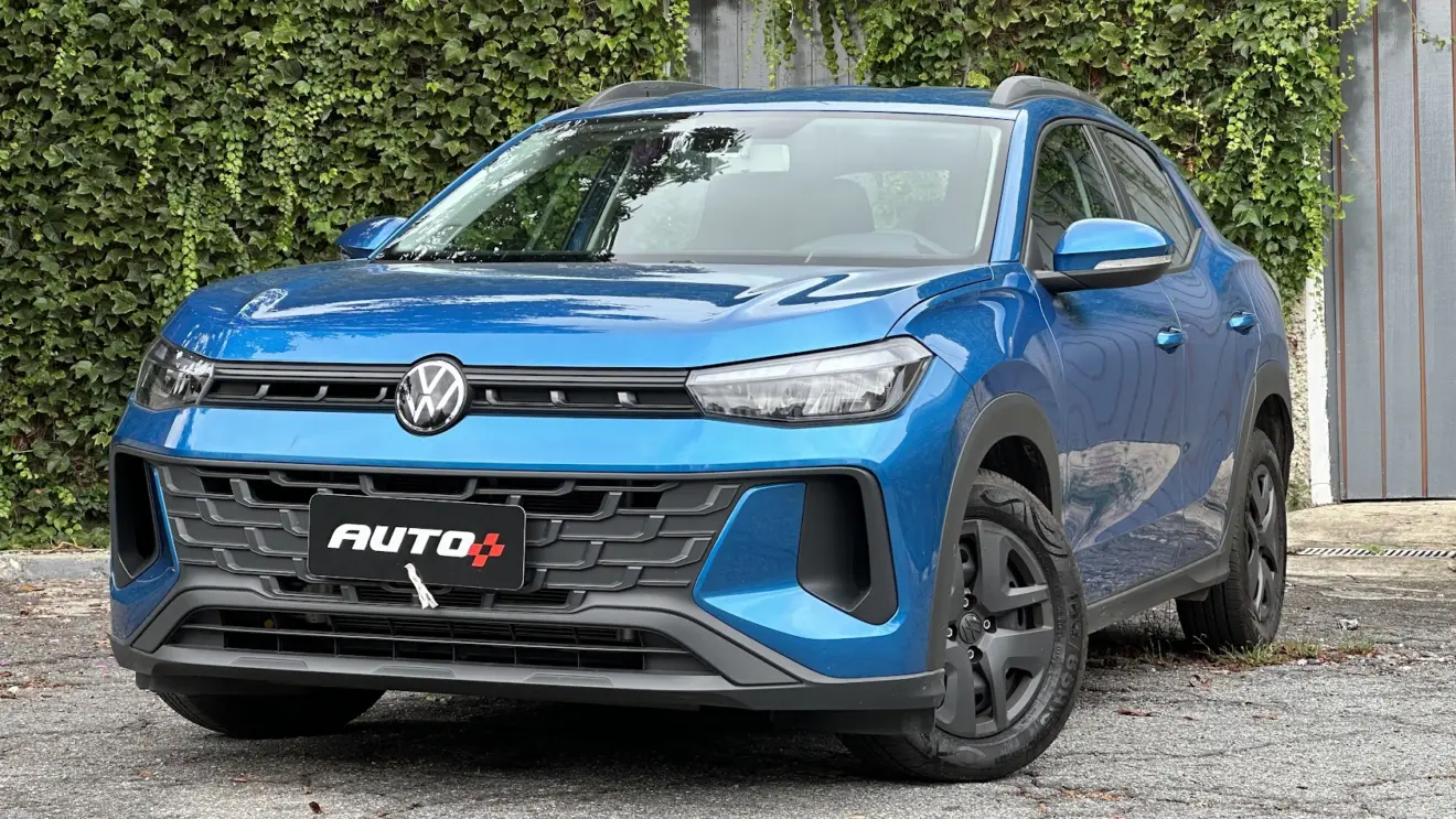 Volkswagen Tera MPI azul Ártico parado de frente com muro de plantas ao fundo