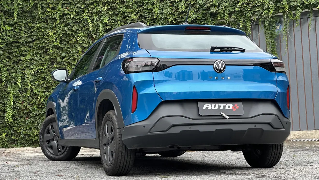 Volkswagen Tera MPI azul Ártico parado de traseira com muro de plantas ao fundo