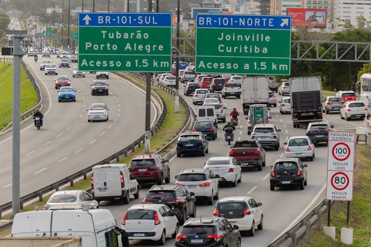 trânsito carregado na BR-282