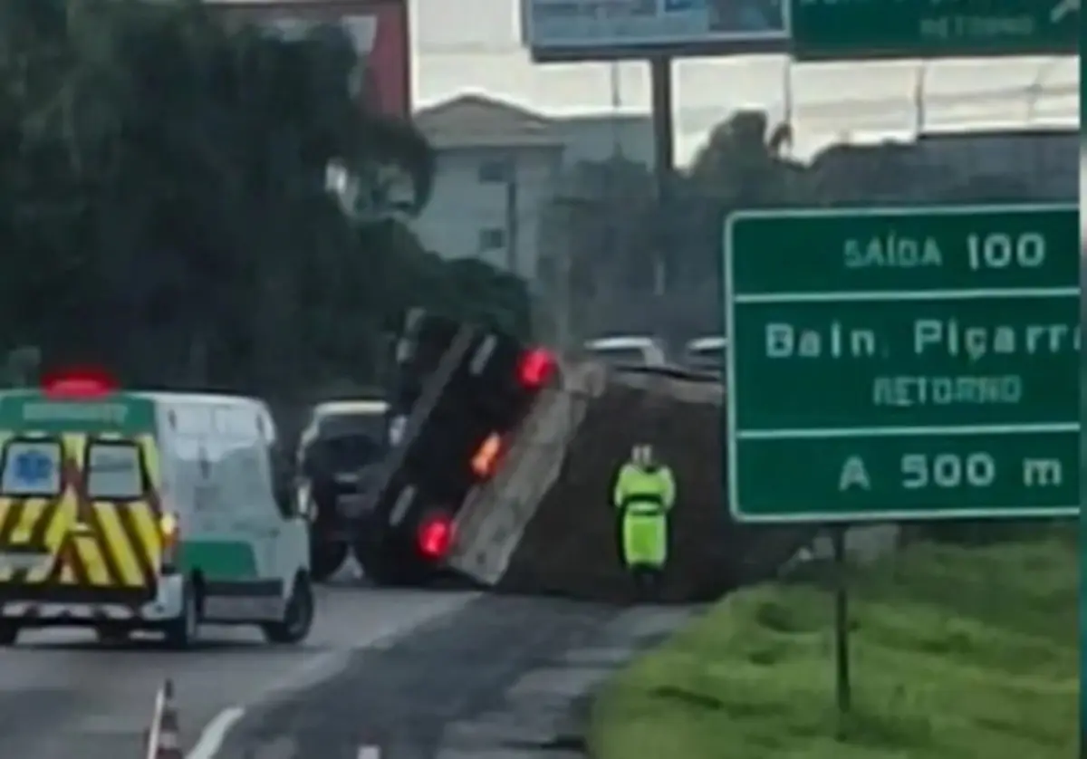 carreta tombada na BR-101