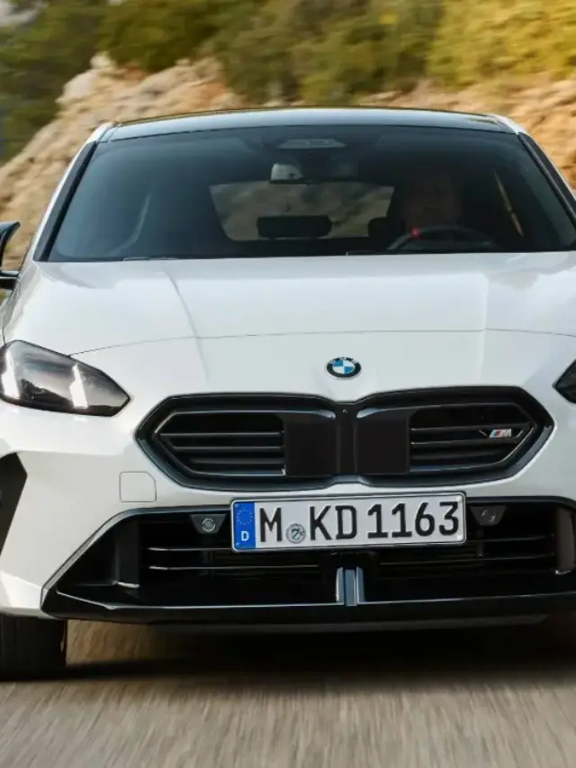 BMW M135 xDrive em movimento branco