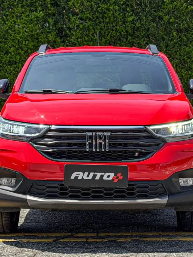 Fiat Strada Volcano CVT vermelha estática