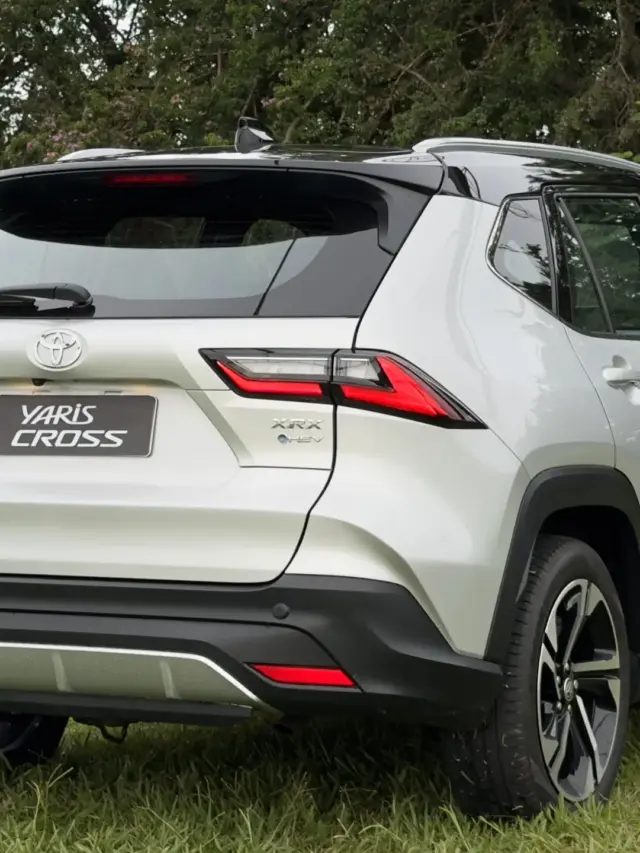 Toyota Yaris Cross XRX Hybrid prata estático