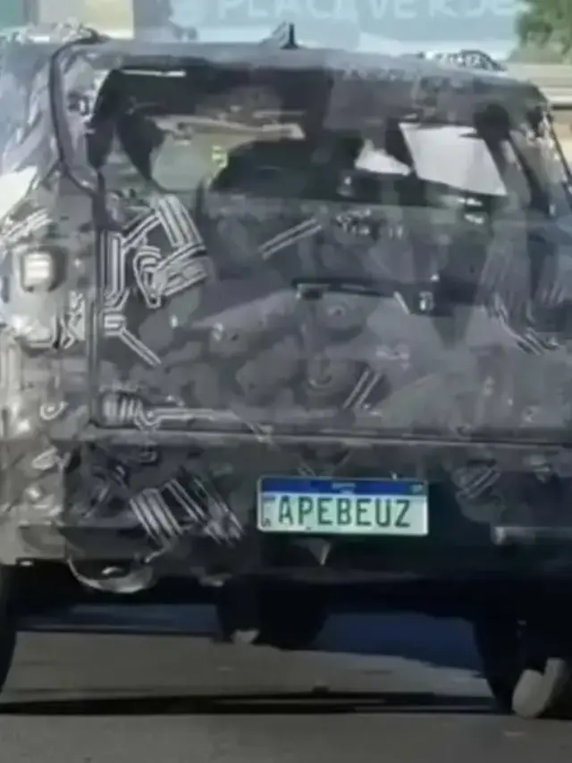 Novo Renault Duster camuflado de traseira andando na cidade