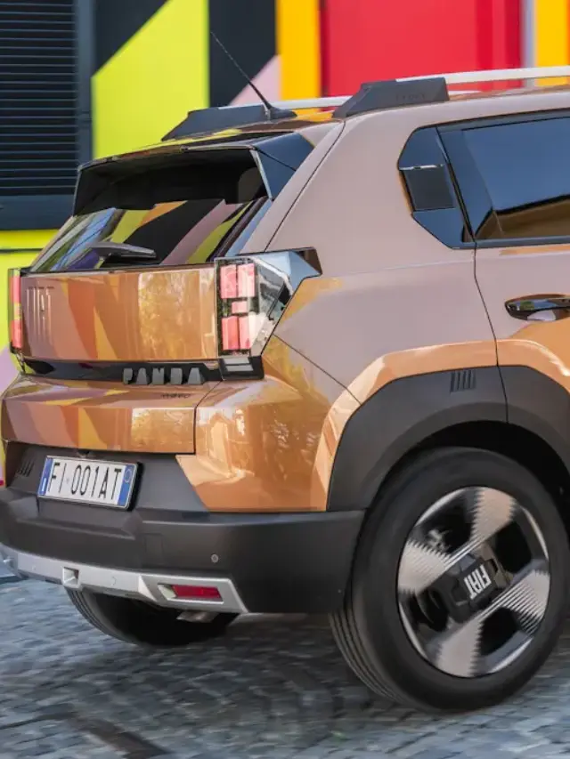 Fiat Grande Panda novo uno argo 2027 de traseira marrom subindo a ladeira