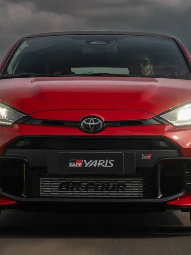 dianteira com iluminação acesa do Toyota GR Yaris vermelho
