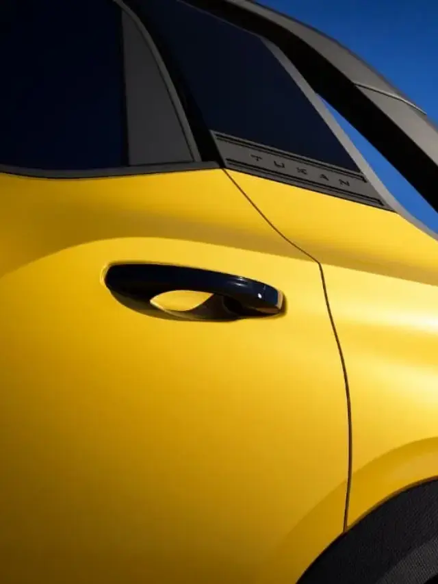 vista lateral da Volkswagen Tukan amarela e mascote ao lado