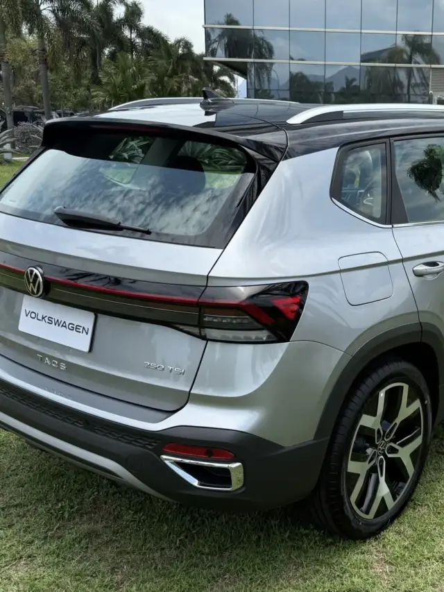 Volkswagen Taos Highline 2026 prata visto de trás