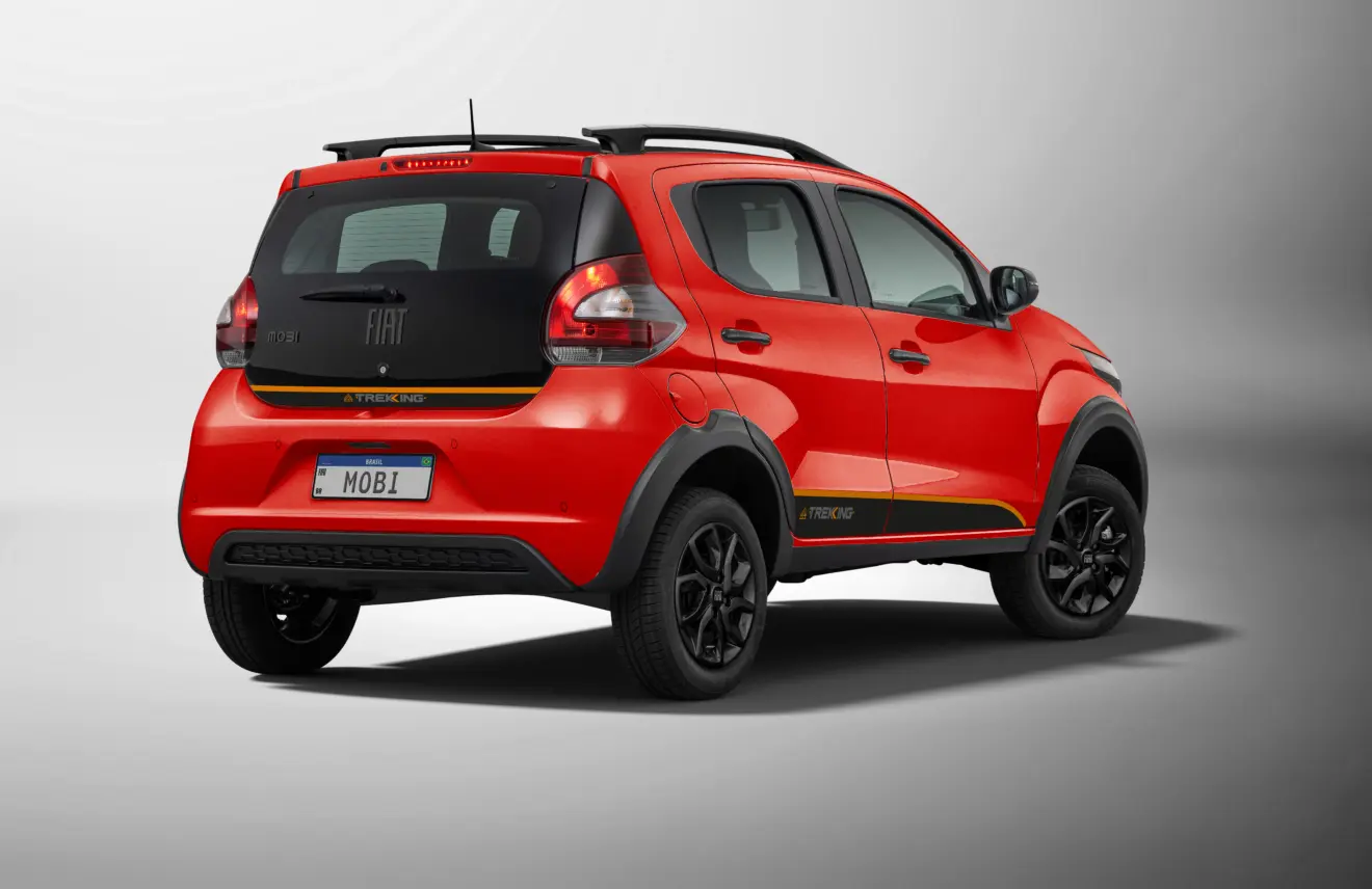 Fiat Mobi Trekking vermelho visto de trás