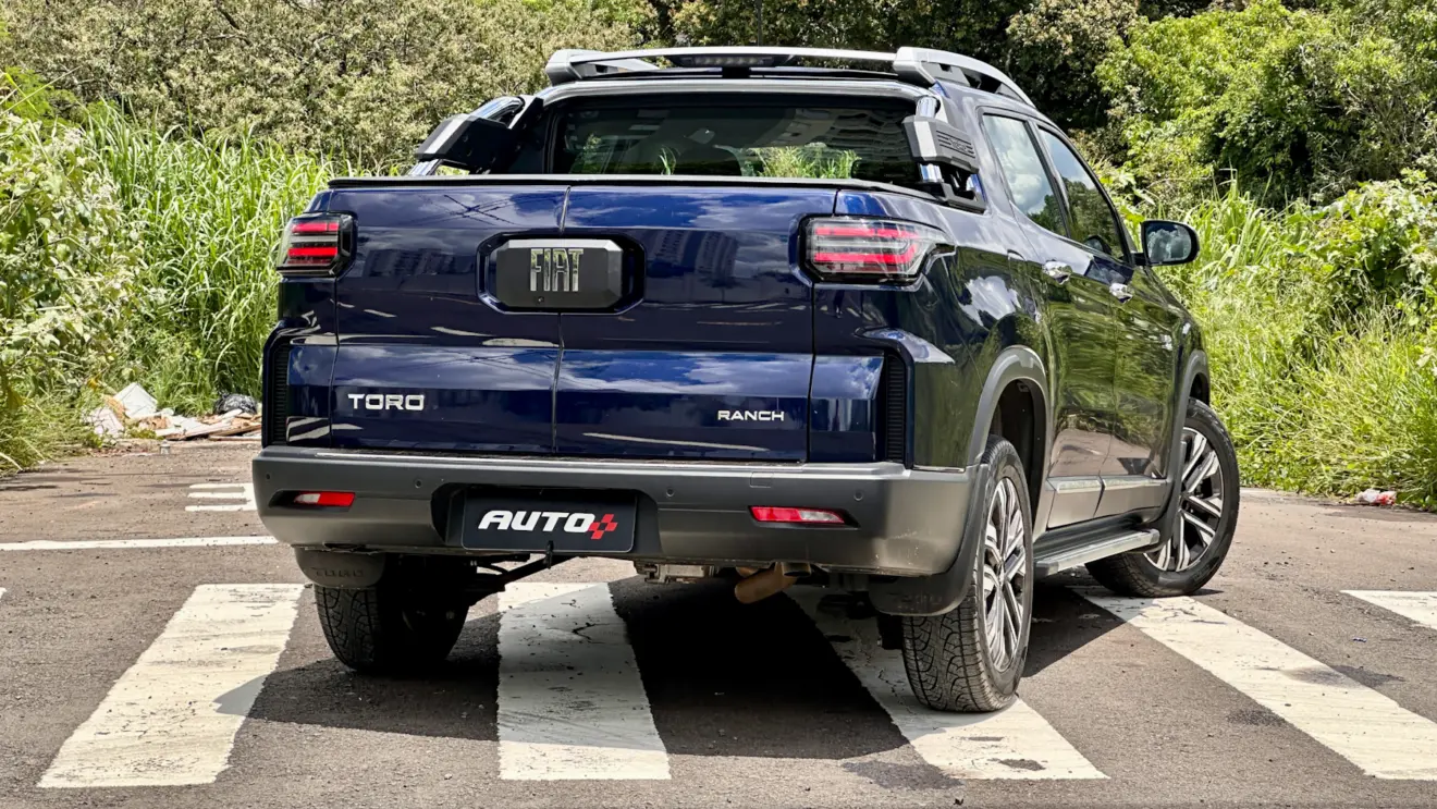 Fiat Toro Ranch azul jazz de frente em uma rua sem saída