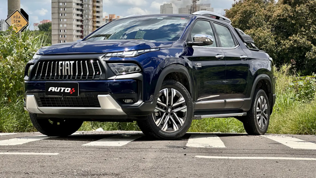 Fiat Toro Ranch azul jazz de frente em uma rua sem saída